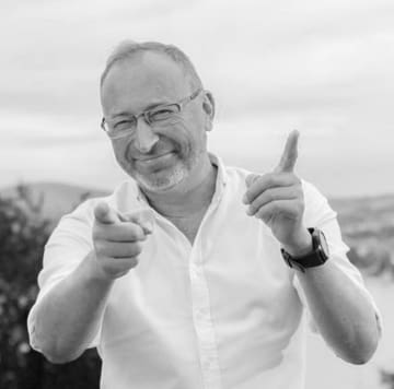 Photo noir et blanc de sylvain fondateur de wiismile prenant la pose.